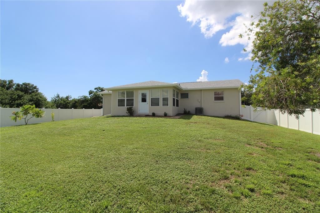 For Sale: $279,900 (2 beds, 2 baths, 1214 Square Feet)
