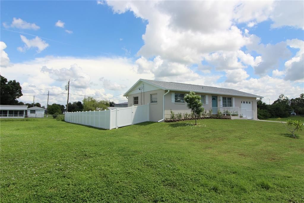 For Sale: $279,900 (2 beds, 2 baths, 1214 Square Feet)