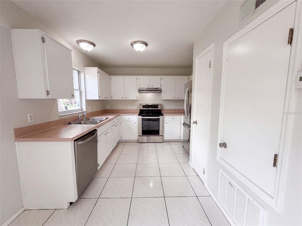 En Venta: $303,000 (3 camas, 2 baños, 1296 Pies cuadrados)