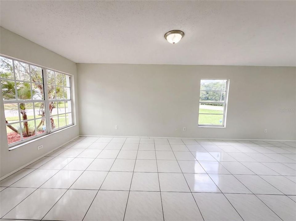 En Venta: $303,000 (3 camas, 2 baños, 1296 Pies cuadrados)