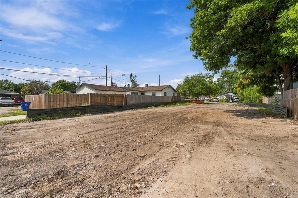 En Venta: $325,000 (0.13 acres)