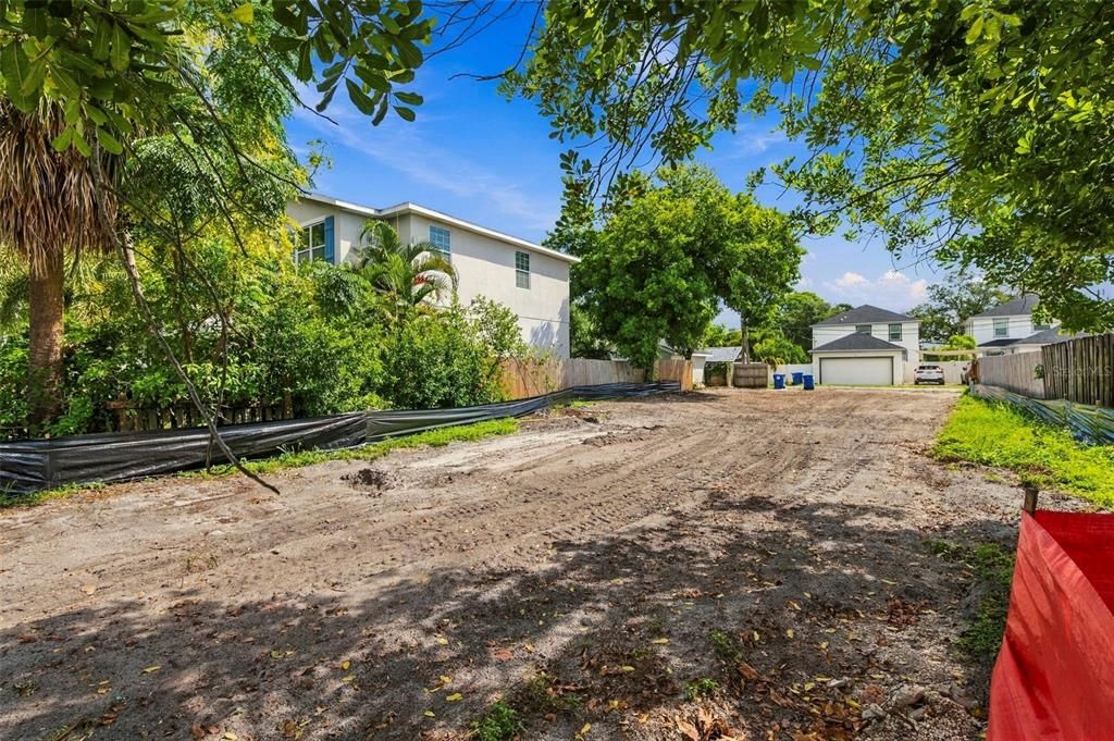 En Venta: $325,000 (0.13 acres)