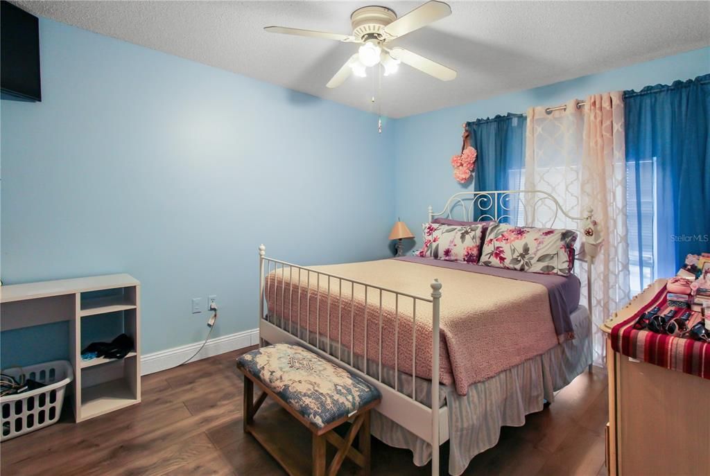 For Sale: $185,000 (2 beds, 1 baths, 930 Square Feet)
