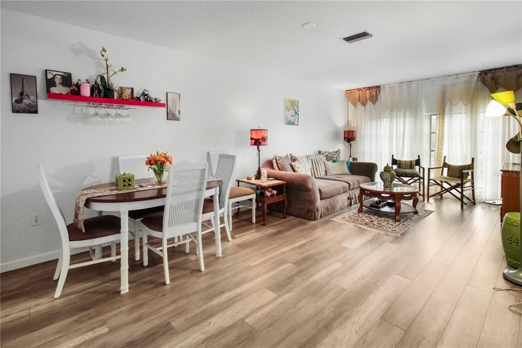 For Sale: $185,000 (2 beds, 1 baths, 930 Square Feet)