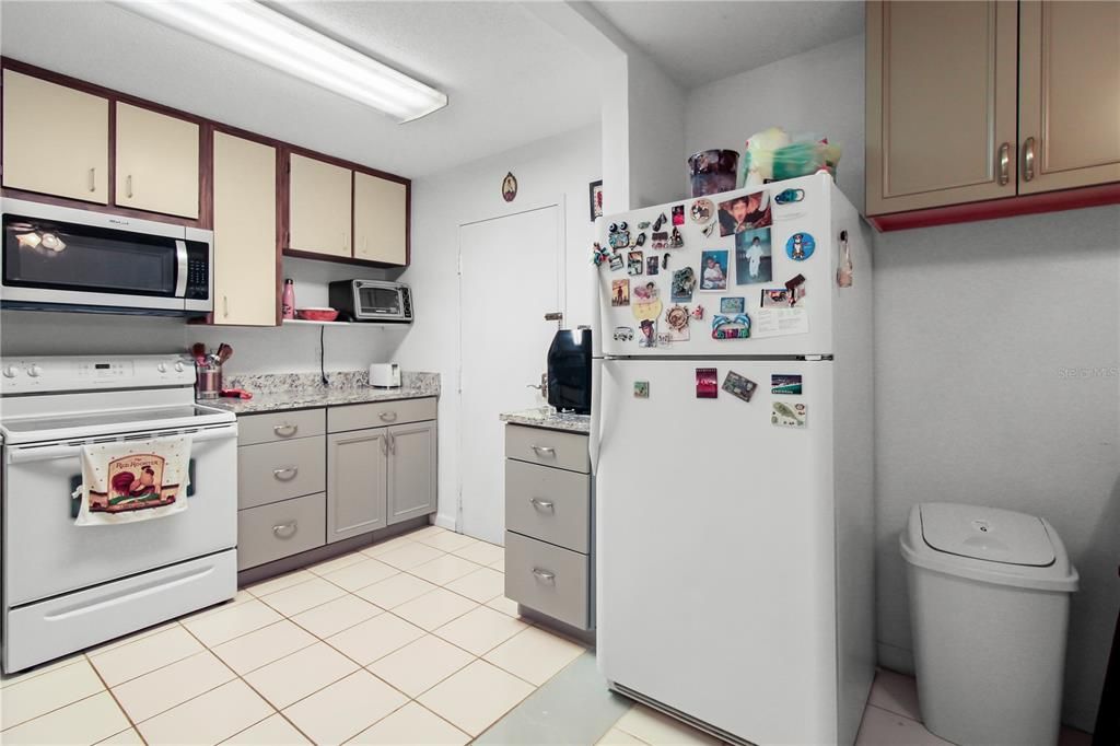 For Sale: $185,000 (2 beds, 1 baths, 930 Square Feet)