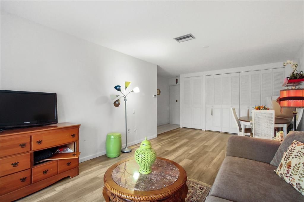 For Sale: $185,000 (2 beds, 1 baths, 930 Square Feet)