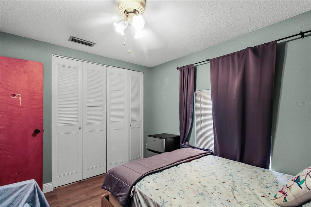 For Sale: $185,000 (2 beds, 1 baths, 930 Square Feet)