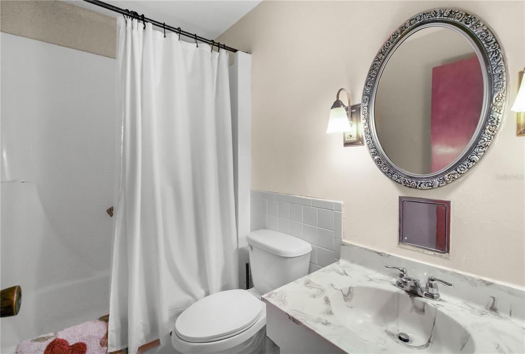 For Sale: $185,000 (2 beds, 1 baths, 930 Square Feet)