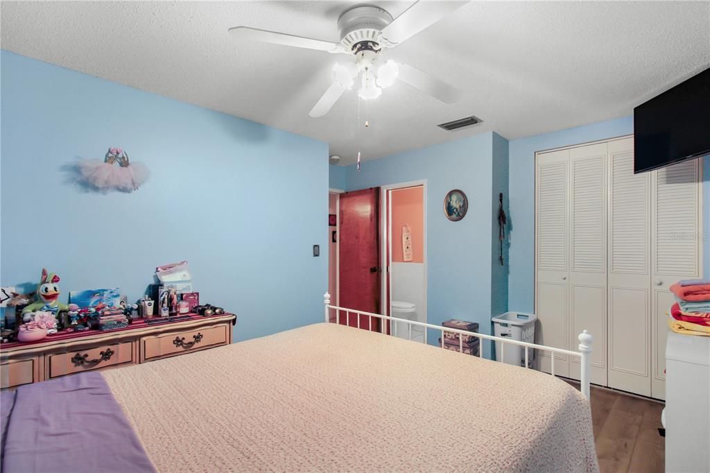 For Sale: $185,000 (2 beds, 1 baths, 930 Square Feet)