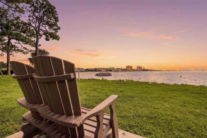 For Sale: $185,000 (2 beds, 1 baths, 930 Square Feet)
