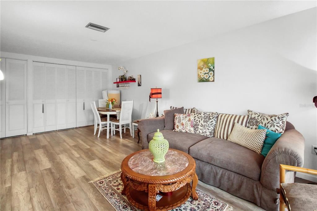 For Sale: $185,000 (2 beds, 1 baths, 930 Square Feet)