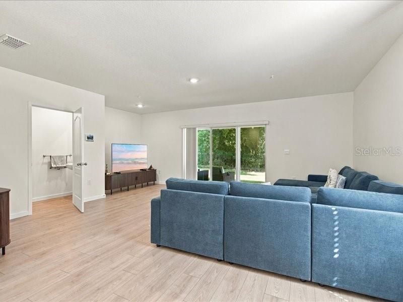 For Rent: $2,300 (3 beds, 2 baths, 1674 Square Feet)