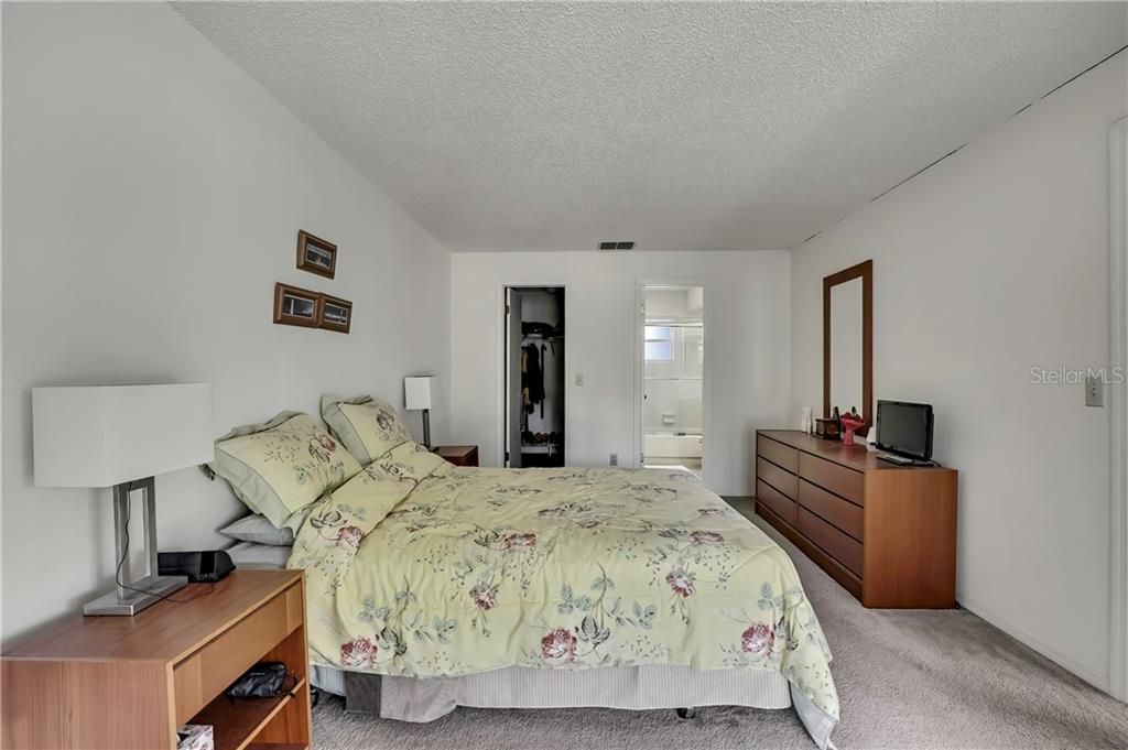 Activo con contrato: $129,500 (2 camas, 2 baños, 1142 Pies cuadrados)