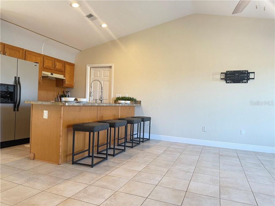 Vendido Recientemente: $219,000 (2 camas, 2 baños, 1042 Pies cuadrados)