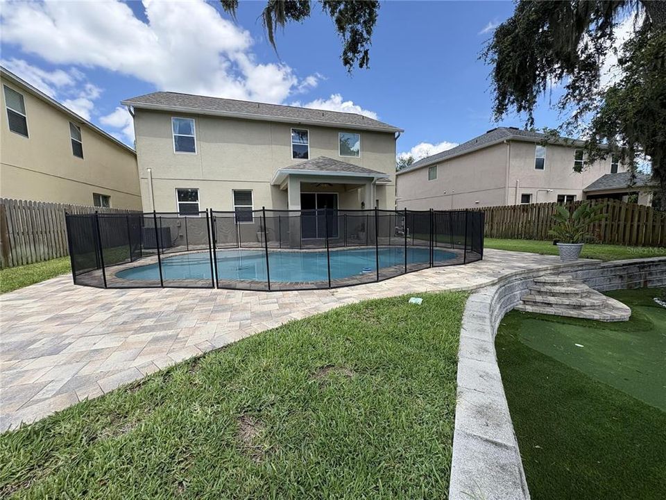 For Rent: $3,000 (5 beds, 2 baths, 2560 Square Feet)