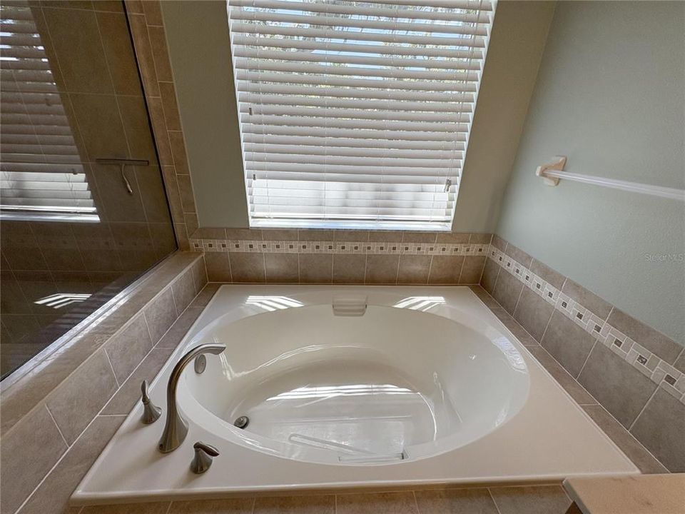 For Rent: $3,000 (5 beds, 2 baths, 2560 Square Feet)