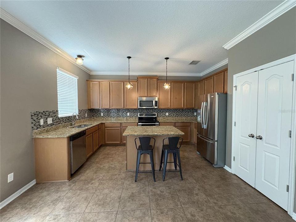 For Rent: $3,000 (5 beds, 2 baths, 2560 Square Feet)