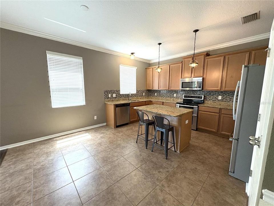 For Rent: $3,000 (5 beds, 2 baths, 2560 Square Feet)