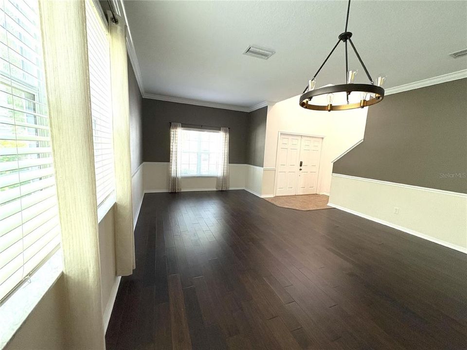 For Rent: $3,000 (5 beds, 2 baths, 2560 Square Feet)
