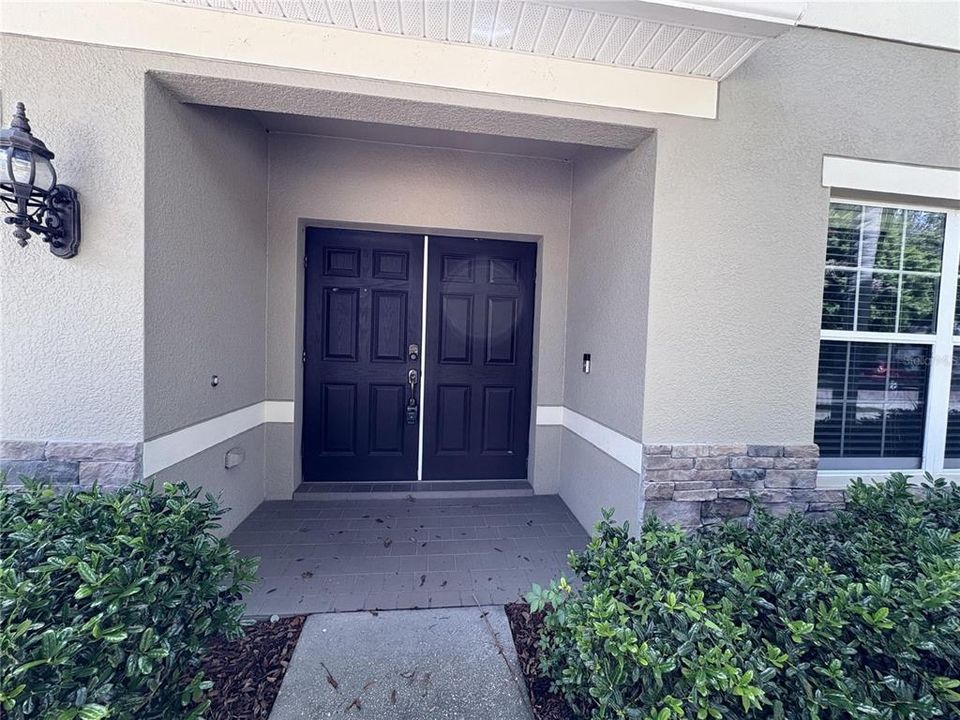 For Rent: $3,000 (5 beds, 2 baths, 2560 Square Feet)