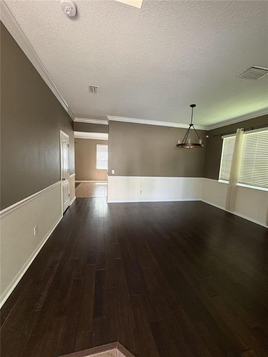 For Rent: $3,000 (5 beds, 2 baths, 2560 Square Feet)