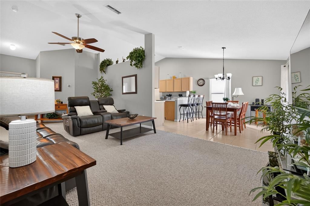For Sale: $400,000 (4 beds, 2 baths, 1601 Square Feet)