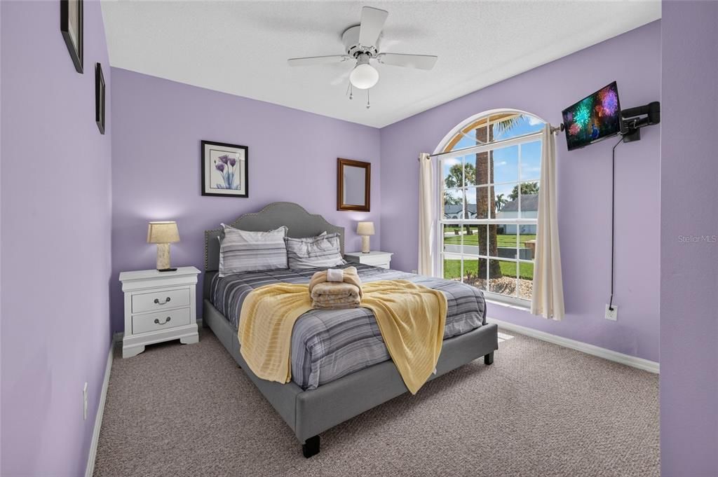 For Sale: $400,000 (4 beds, 2 baths, 1601 Square Feet)