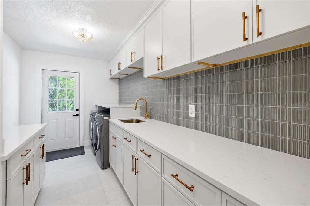 En Venta: $1,025,000 (4 camas, 2 baños, 2814 Pies cuadrados)