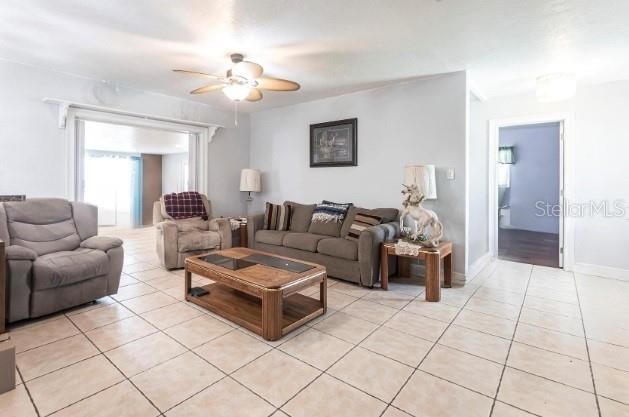 待售: $299,500 (4 贝兹, 2 浴室, 2201 平方英尺)