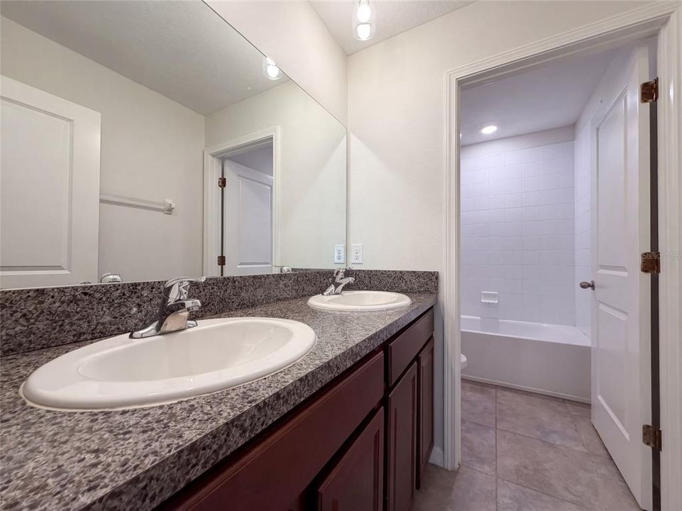 En Venta: $345,000 (5 camas, 3 baños, 2560 Pies cuadrados)