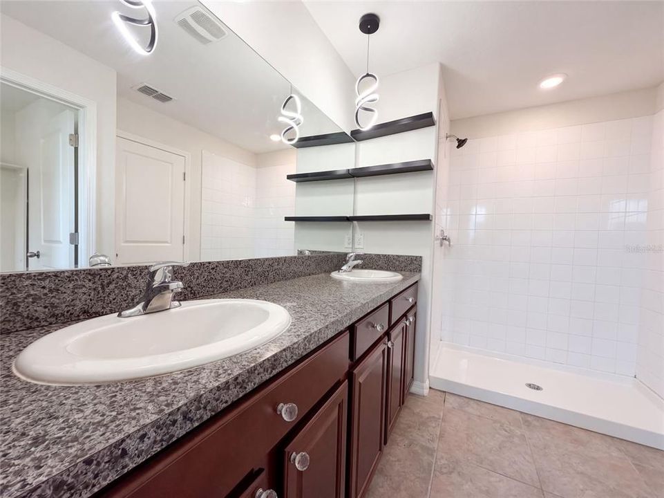 En Venta: $345,000 (5 camas, 3 baños, 2560 Pies cuadrados)