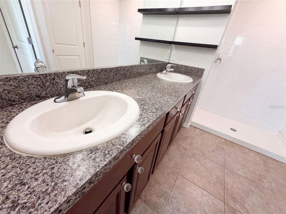 En Venta: $345,000 (5 camas, 3 baños, 2560 Pies cuadrados)