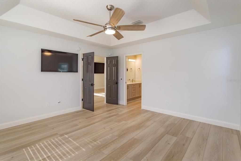 For Sale: $449,000 (3 beds, 2 baths, 1915 Square Feet)