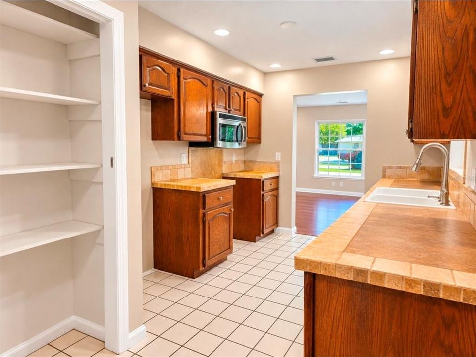 En Venta: $229,000 (3 camas, 3 baños, 2021 Pies cuadrados)