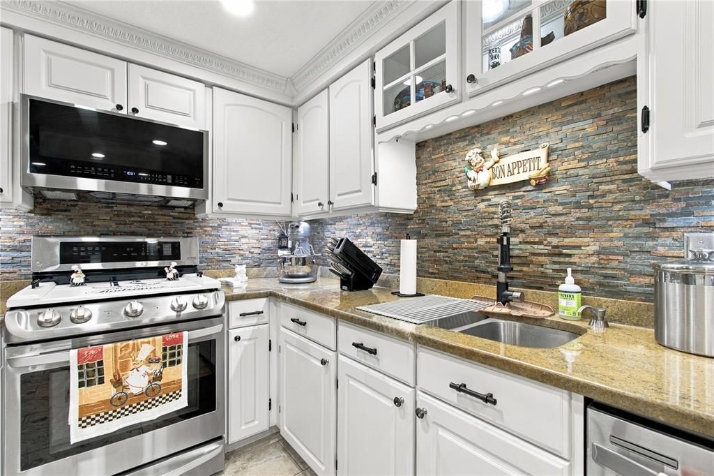 For Sale: $450,000 (3 beds, 2 baths, 1700 Square Feet)