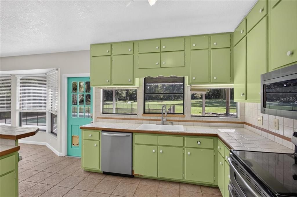 For Sale: $525,000 (2 beds, 2 baths, 1814 Square Feet)