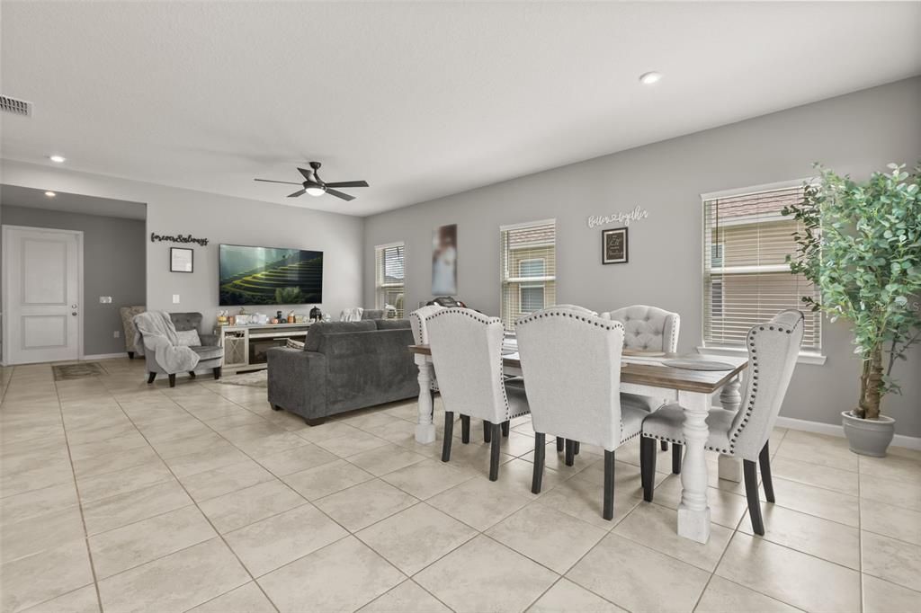 En Venta: $449,000 (4 camas, 3 baños, 2870 Pies cuadrados)