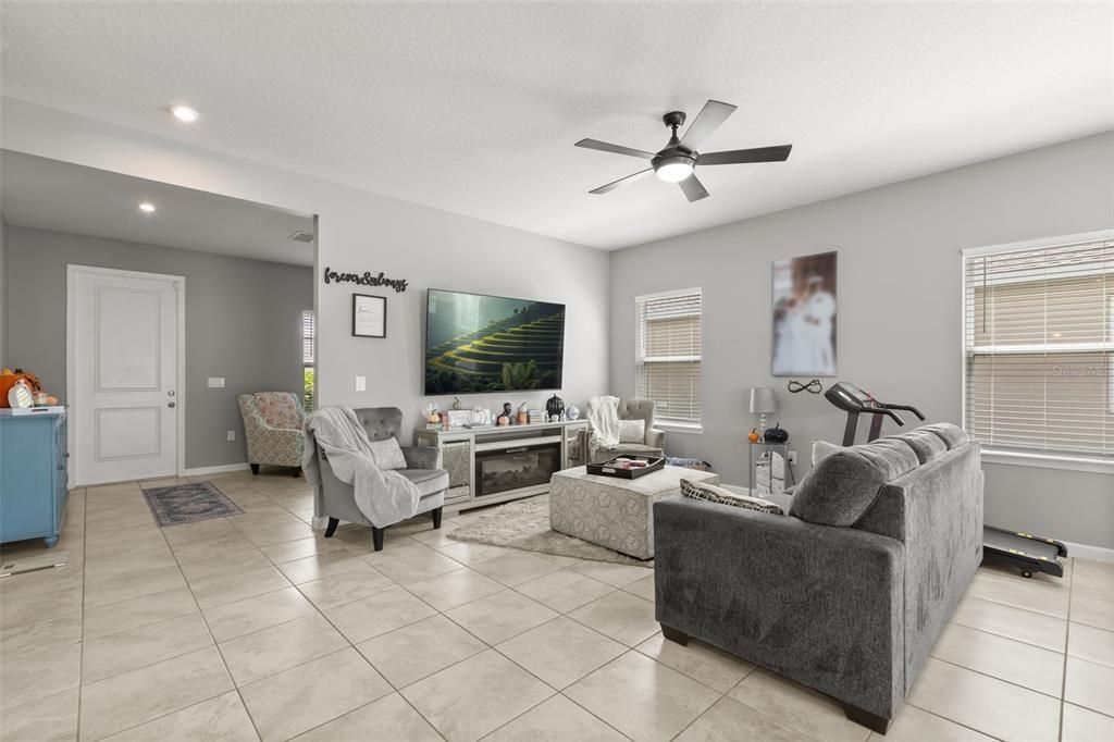 En Venta: $449,000 (4 camas, 3 baños, 2870 Pies cuadrados)