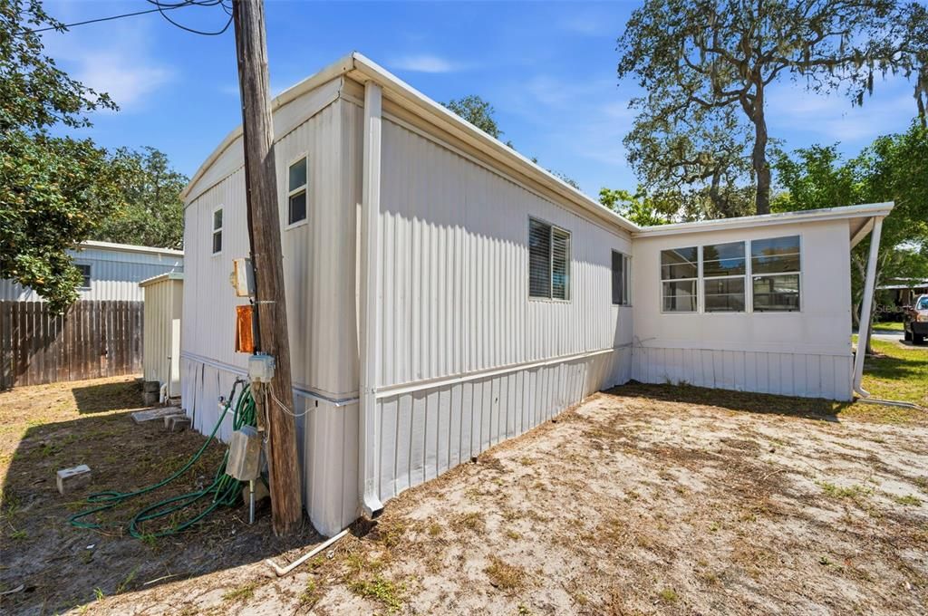 For Sale: $109,000 (1 beds, 1 baths, 844 Square Feet)