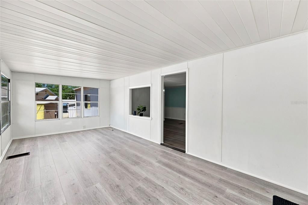 For Sale: $109,000 (1 beds, 1 baths, 844 Square Feet)
