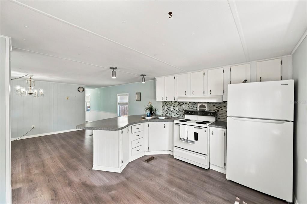 For Sale: $109,000 (1 beds, 1 baths, 844 Square Feet)