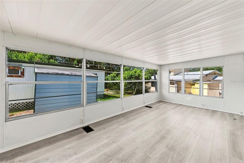 For Sale: $109,000 (1 beds, 1 baths, 844 Square Feet)