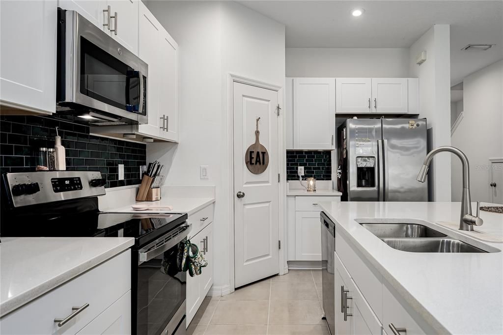For Rent: $2,300 (3 beds, 2 baths, 1407 Square Feet)