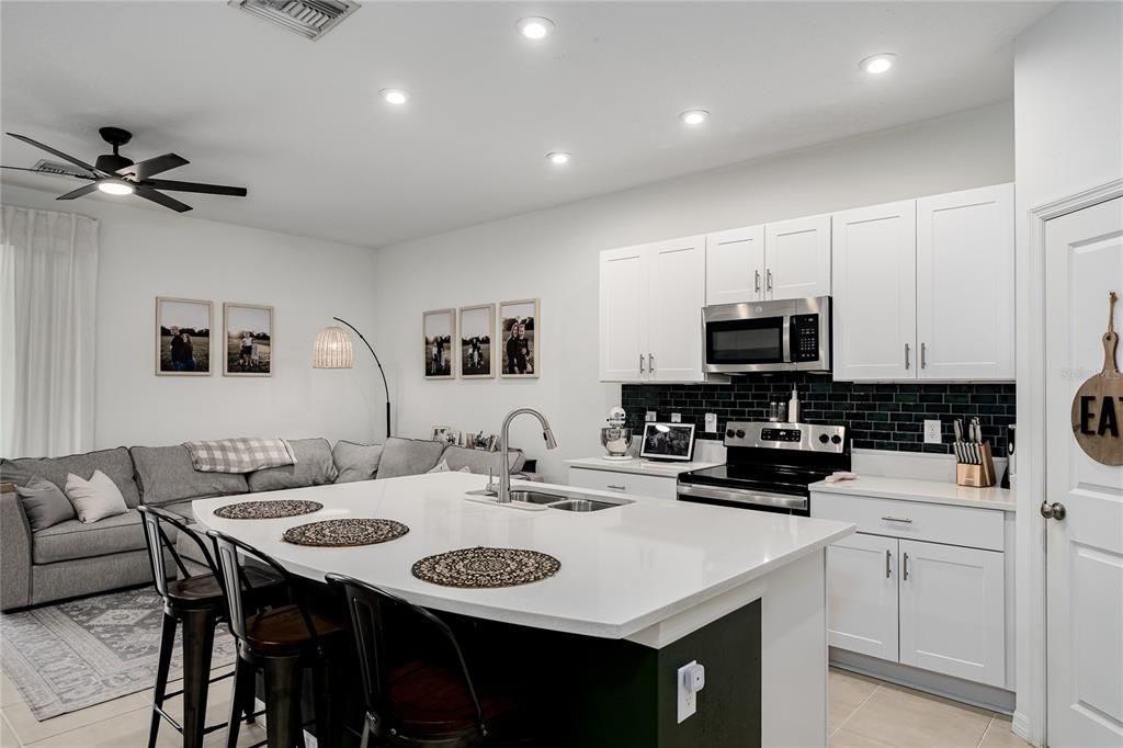 For Rent: $2,300 (3 beds, 2 baths, 1407 Square Feet)