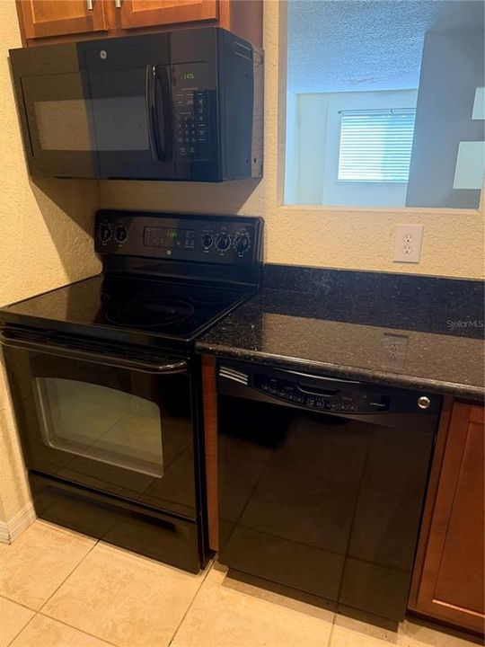 For Sale: $120,000 (1 beds, 1 baths, 825 Square Feet)