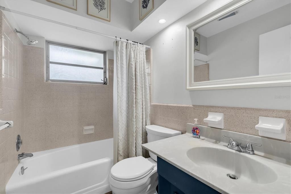 Под контрактом: $399,900 (3 спален, 2 ванн, 1122 Квадратных фут)
