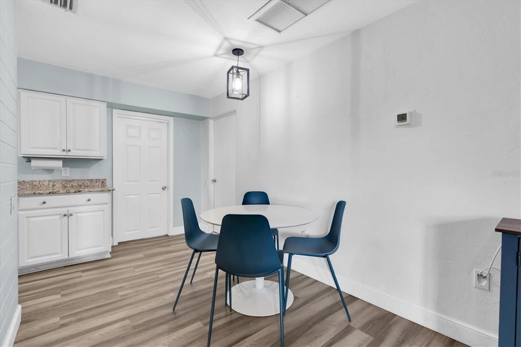 Под контрактом: $399,900 (3 спален, 2 ванн, 1122 Квадратных фут)