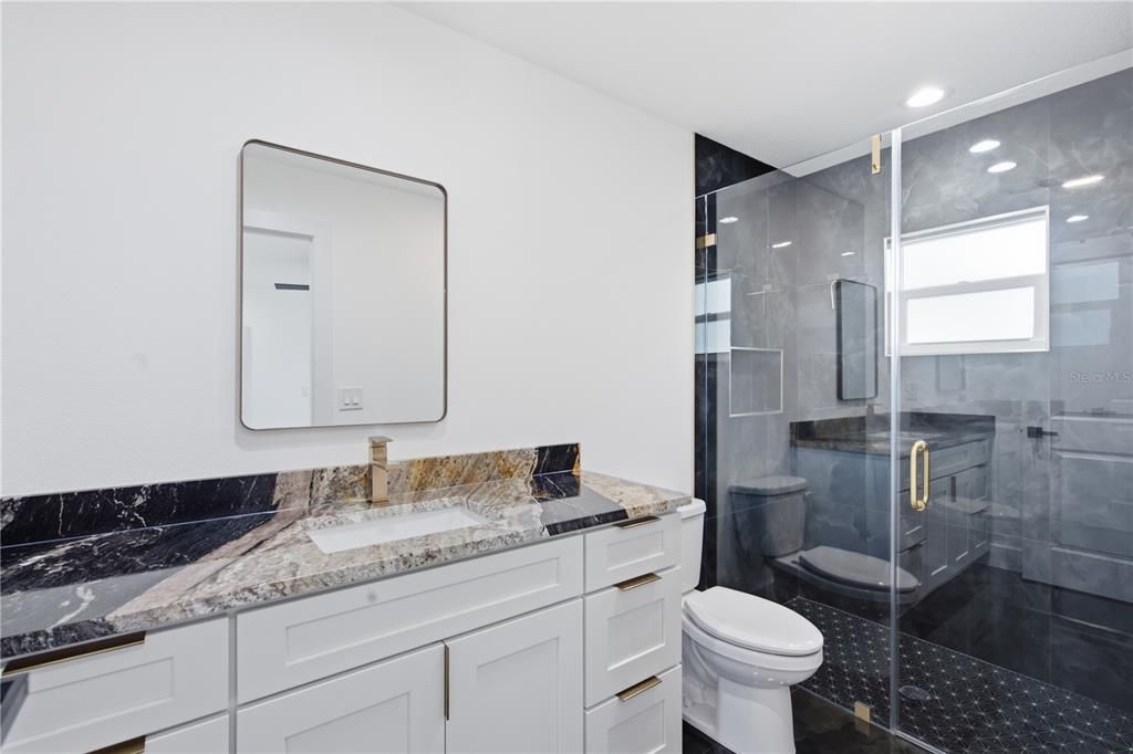 Activo con contrato: $412,000 (3 camas, 2 baños, 1241 Pies cuadrados)