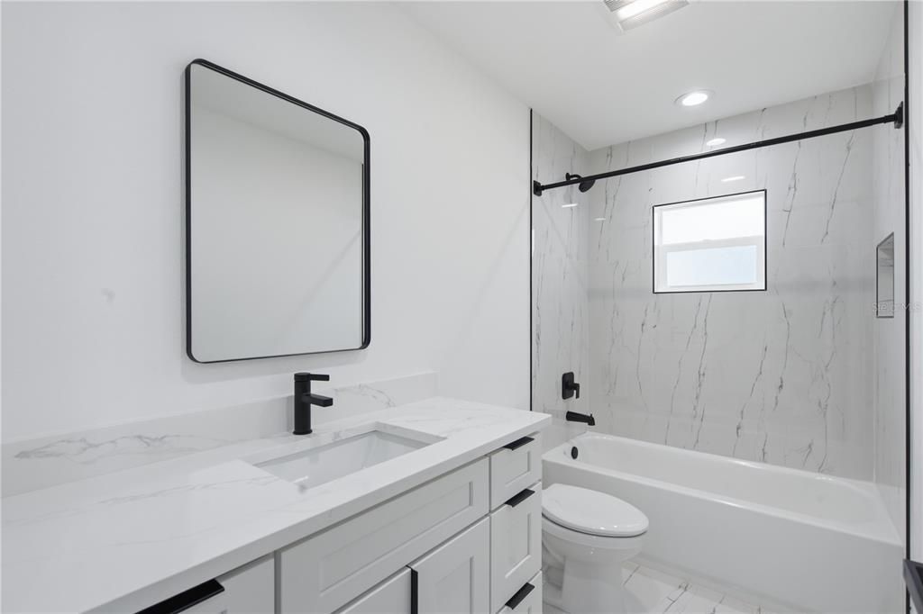 Activo con contrato: $412,000 (3 camas, 2 baños, 1241 Pies cuadrados)