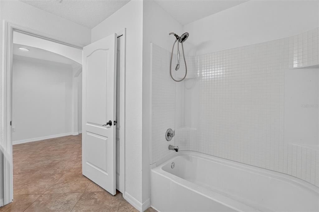 На продажу: $475,000 (4 спален, 2 ванн, 2043 Квадратных фут)